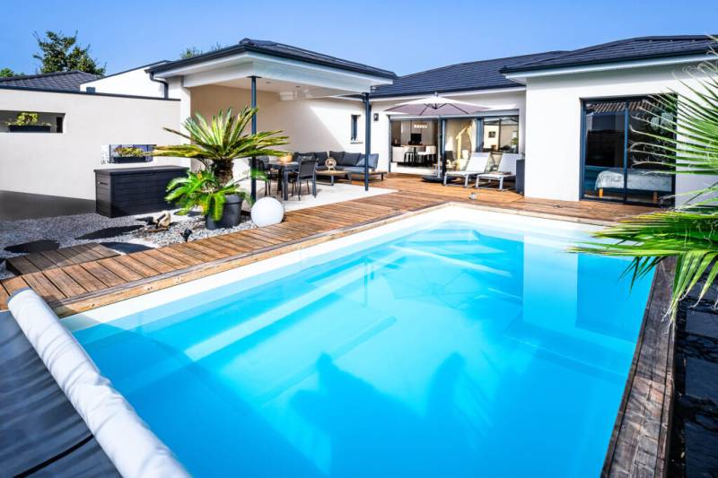 Entreprise pour la vente et la pose d'une piscine enterré à coque en polyester Yelo sur le secteur de Rouen 76