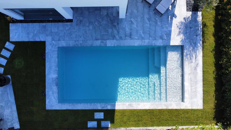 Installation d'une piscine coque Polyester modèle AKOYA près de Bois Guillaume(76) en Normandie