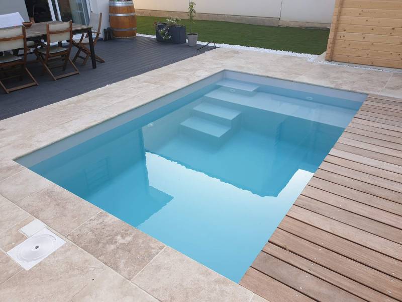Techni-Piscine Conseils pour l'aménagement d'un pool house moderne avec vue sur la piscine à Bois-Guillaume sur le plateau Nord de Rouen 76