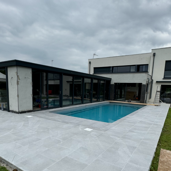 Installation d'une piscine à coque en polyester de la gamme Mataura de chez Aboral près de Bois-Guillaume 76