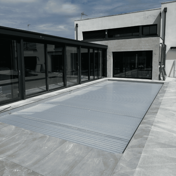 Installation d'une piscine à coque en polyester de la gamme Mataura de chez Aboral près de Bois-Guillaume 76